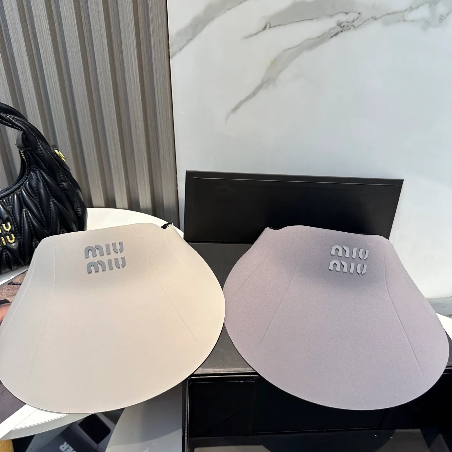 P66 miumiu Miu Miu～The new summer seamless duck bill empty top hat is a summer sunshade artifact. It will not be stuffy at all. The oversized brim is more sun-protective.
