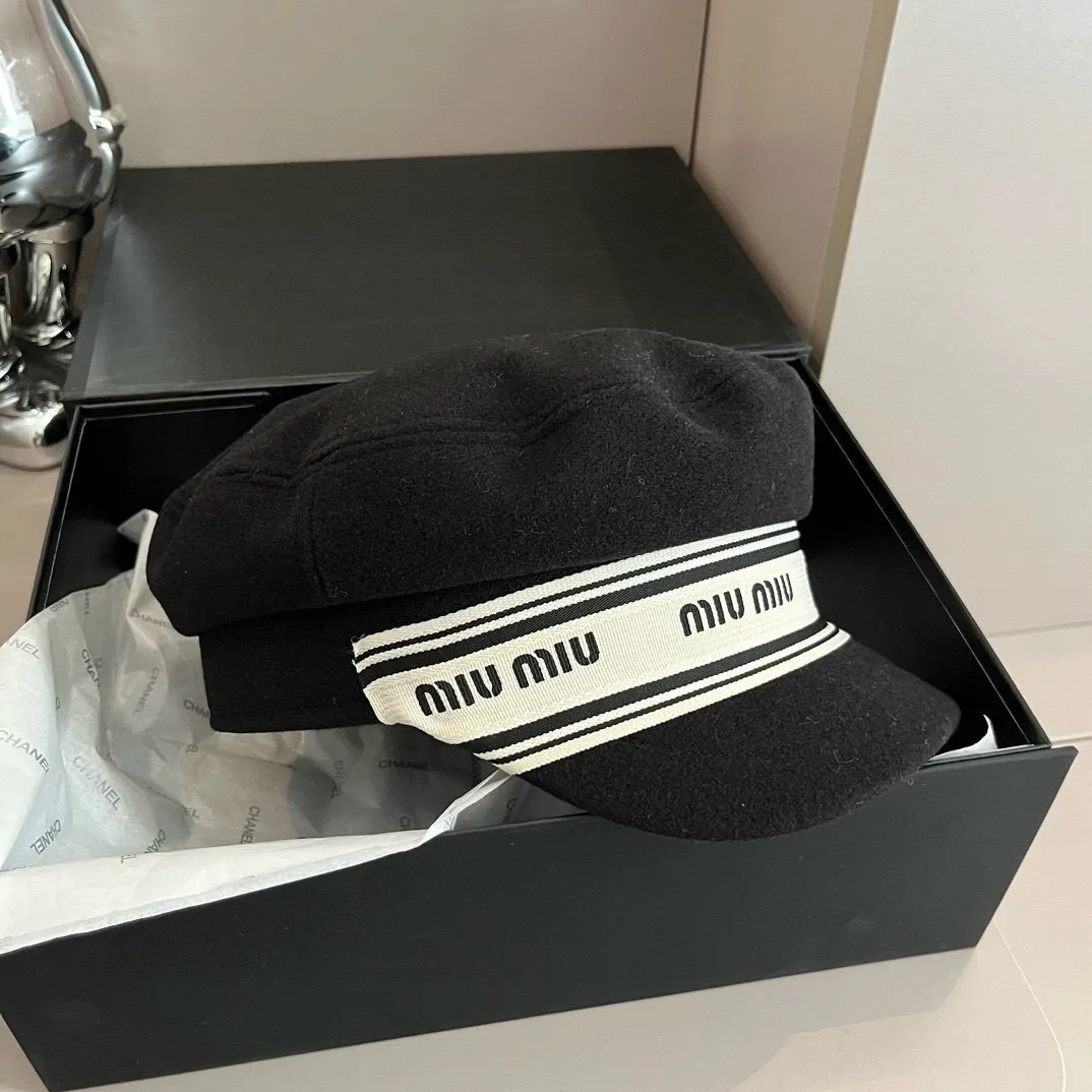 💰140¥ Miumiu miumiu autumn and winter new duck tongue military cap, wool military cap, head circumference 57cm