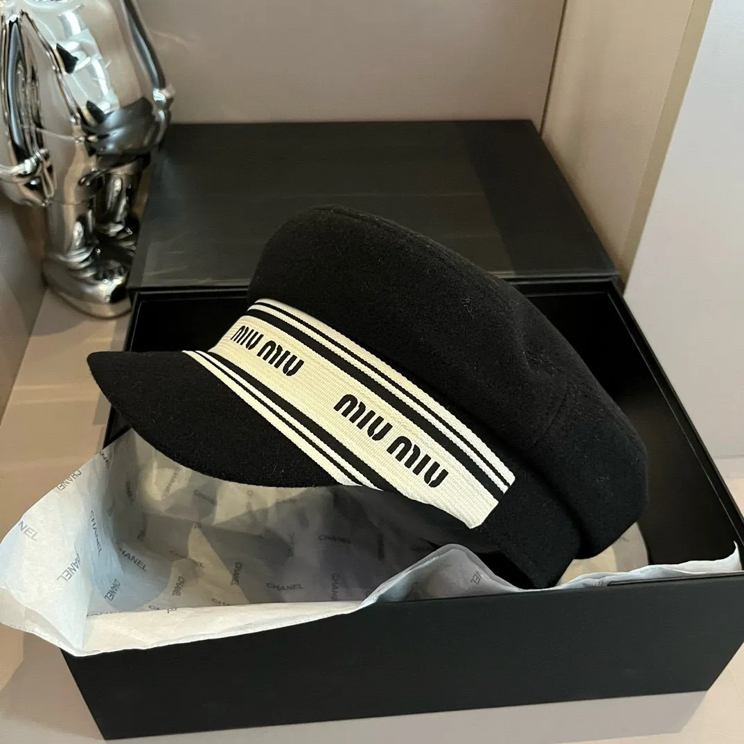 💰140¥ Miumiu miumiu autumn and winter new duck tongue military cap, wool military cap, head circumference 57cm