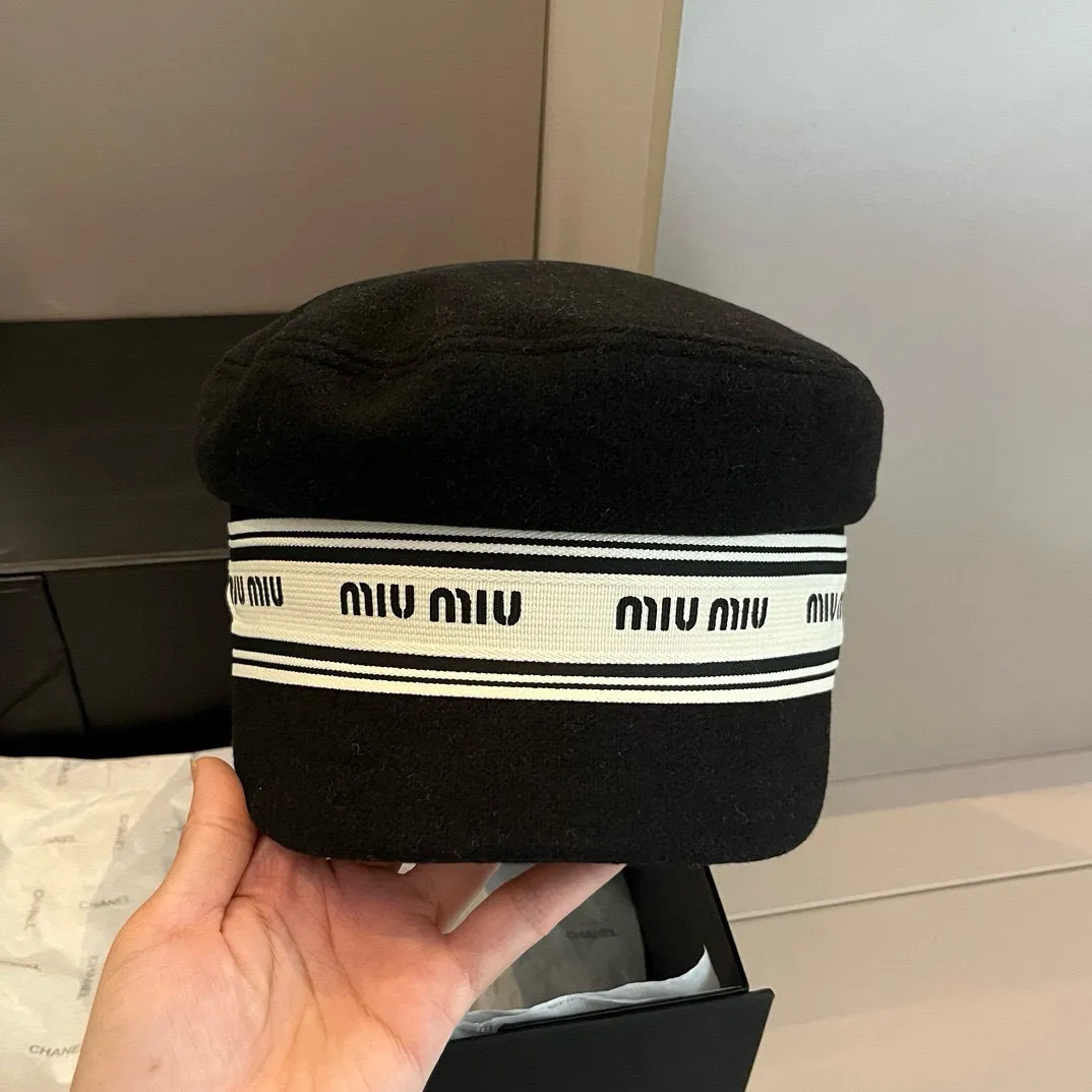 💰140¥ Miumiu miumiu autumn and winter new duck tongue military cap, wool military cap, head circumference 57cm