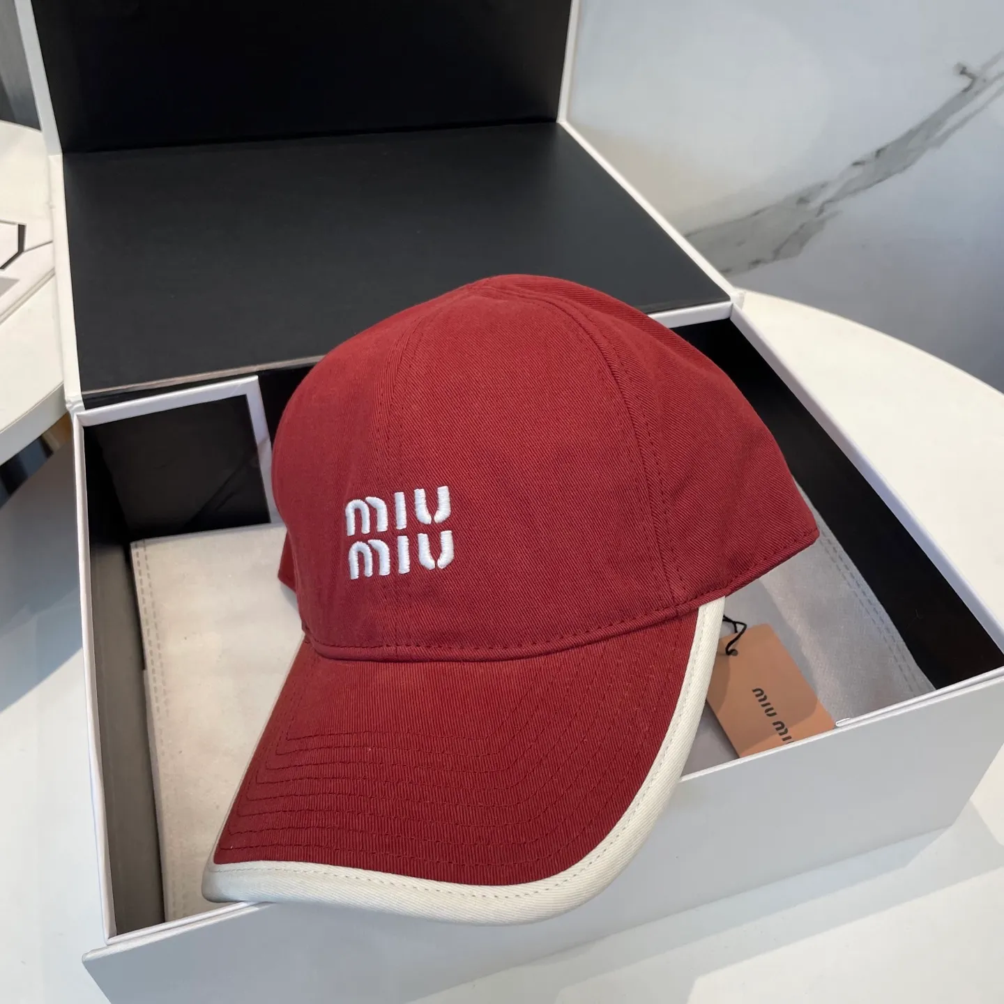 P60💛 Comes with dust bag. [Miumiu Miu Miu] New order style embroidered baseball cap🧢Big brand style is super easy to match, hurry up and get it!
