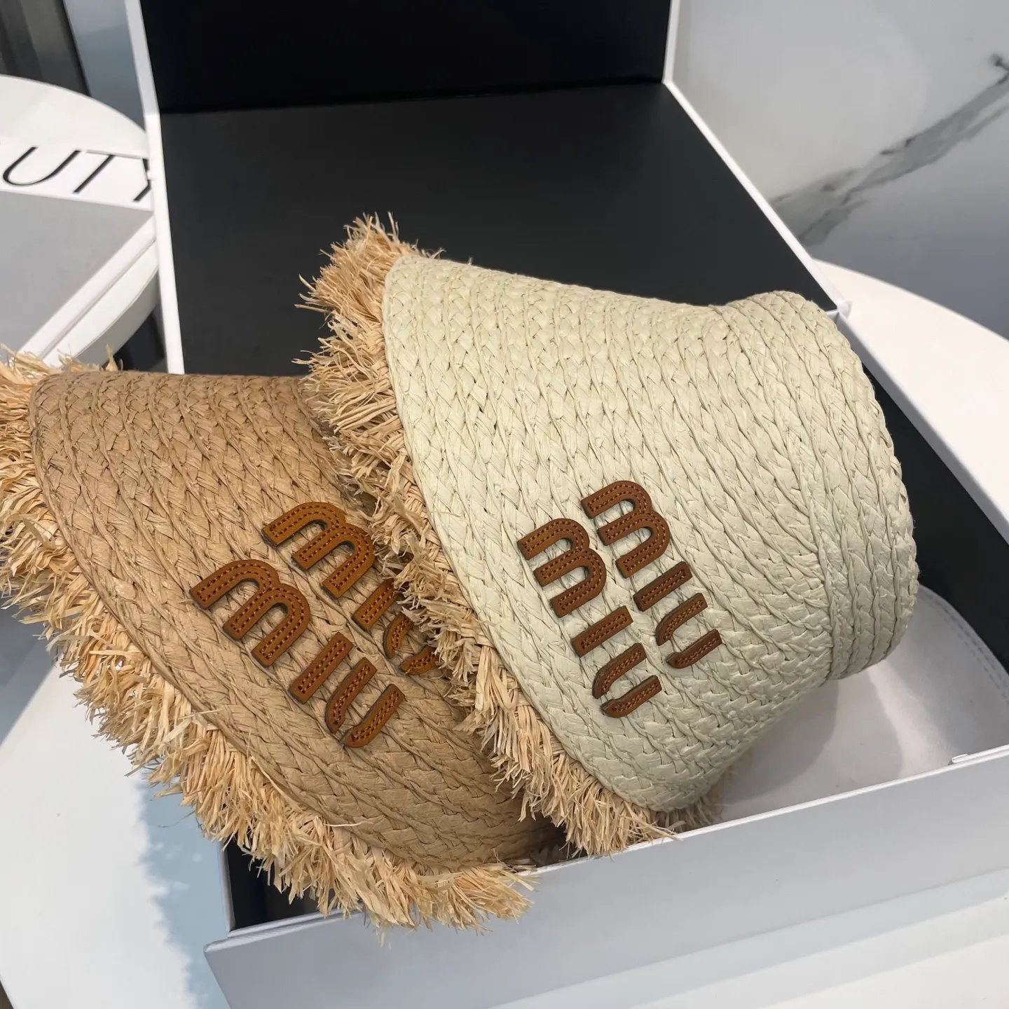 P60 comes with dust bag miumiu empty top hat, a must-have item in summer, because it is so easy to match, and it is really super artistic in summer when paired with cool summer style~ Just wear a little white skirt and you can attract the attention of blockbusters~