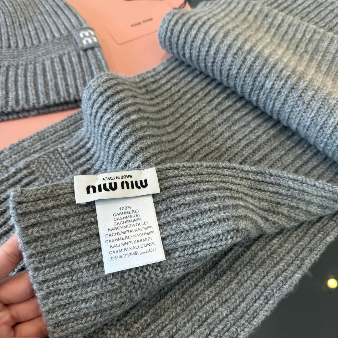 💰570¥ miumiu Unisex suit for men and women. Warm and textured cashmere scarf and hat set. Keep warm all winter. It’s furry and warm. It fills the atmosphere of autumn and winter. It’s high-end and good-looking. Size 30✖️180