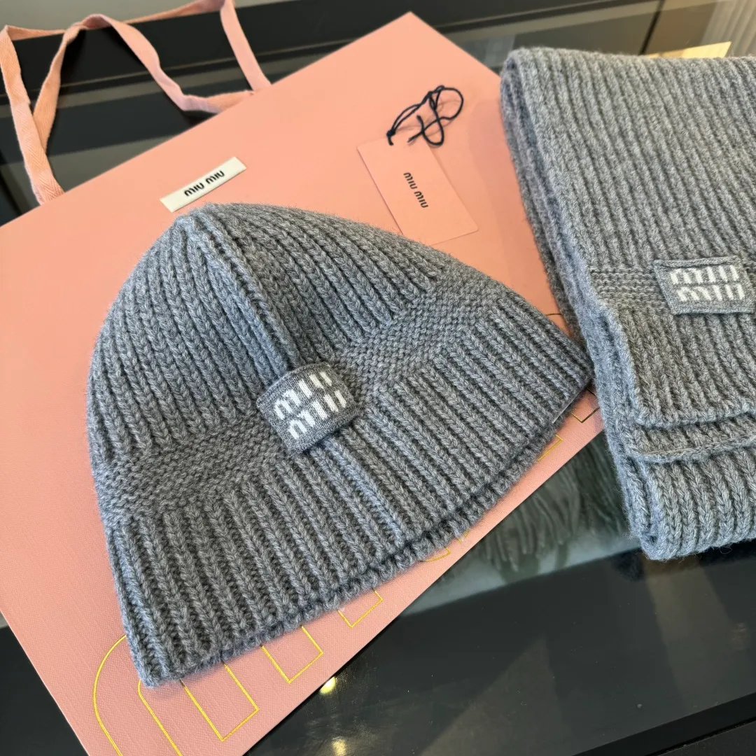 💰570¥ miumiu Unisex suit for men and women. Warm and textured cashmere scarf and hat set. Keep warm all winter. It’s furry and warm. It fills the atmosphere of autumn and winter. It’s high-end and good-looking. Size 30✖️180