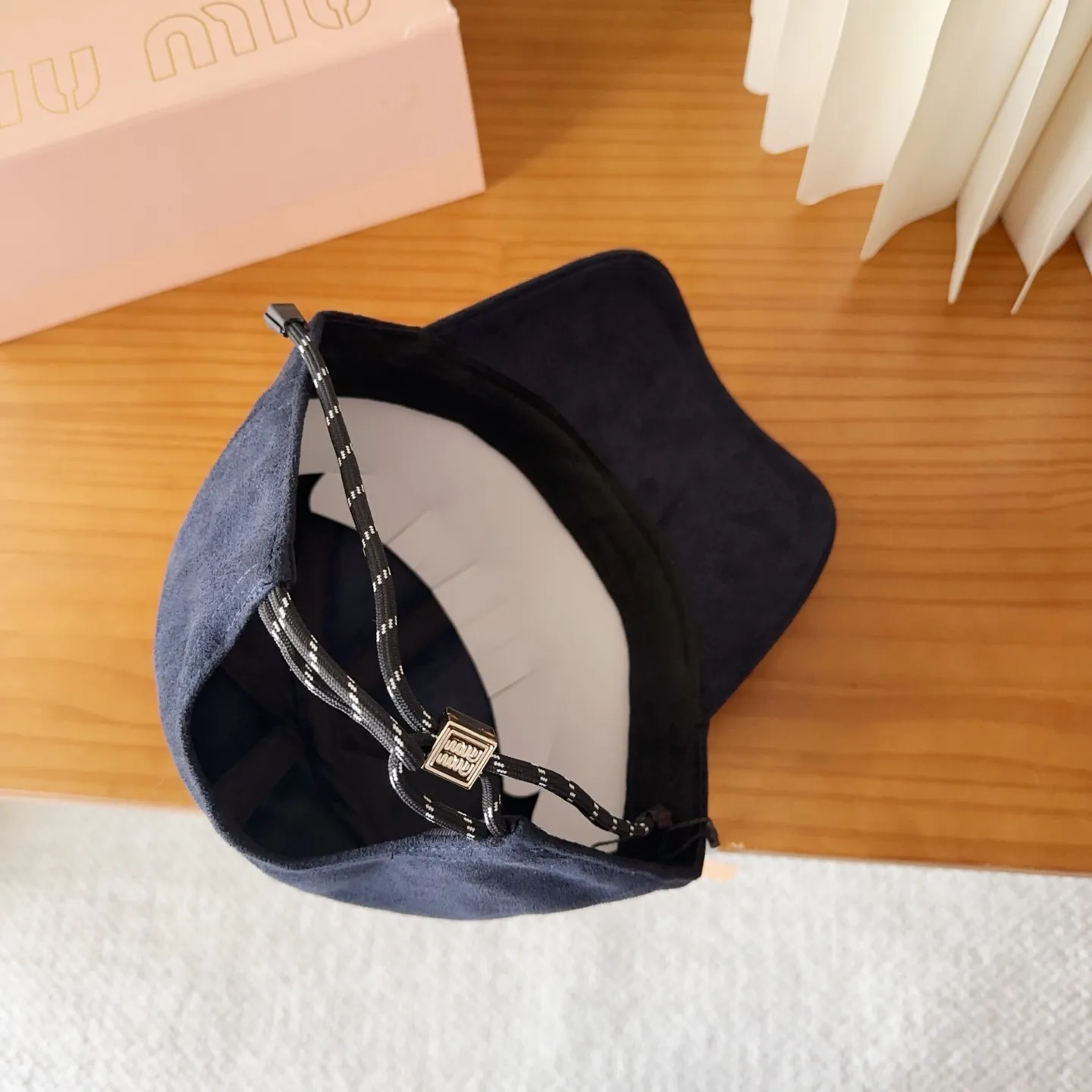 💰60 miumiu new corduroy baseball cap for autumn and winter. The original order is authentic and made to order. The original workmanship is meticulous and the quality is superb!
