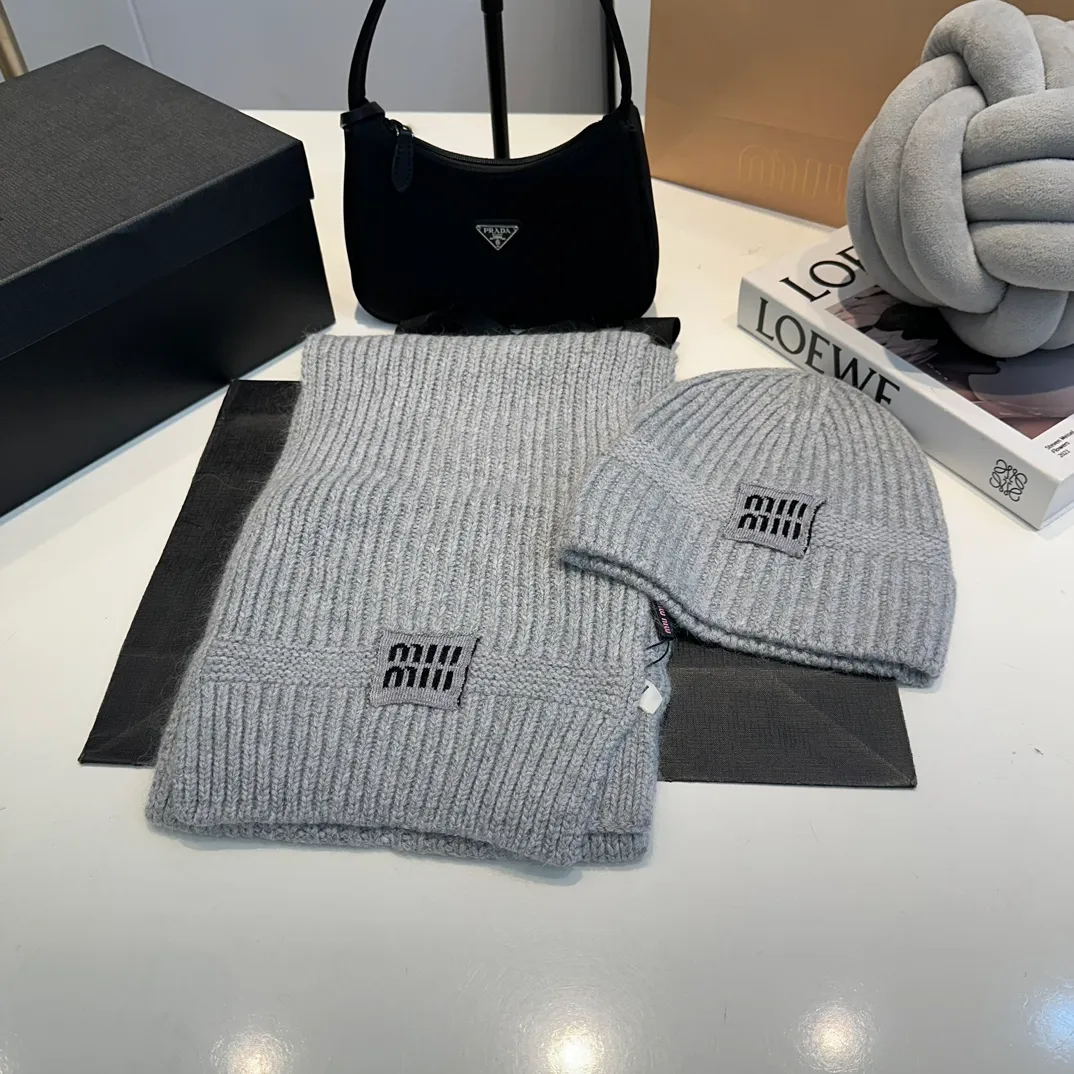P200 miumiu two-piece knitted hat set, popular at Miumiu counter. Hat + scarf. New product released by Xiaohongshu. Very warm. High-elastic fabric. Classic colors. Same style for men and women.
