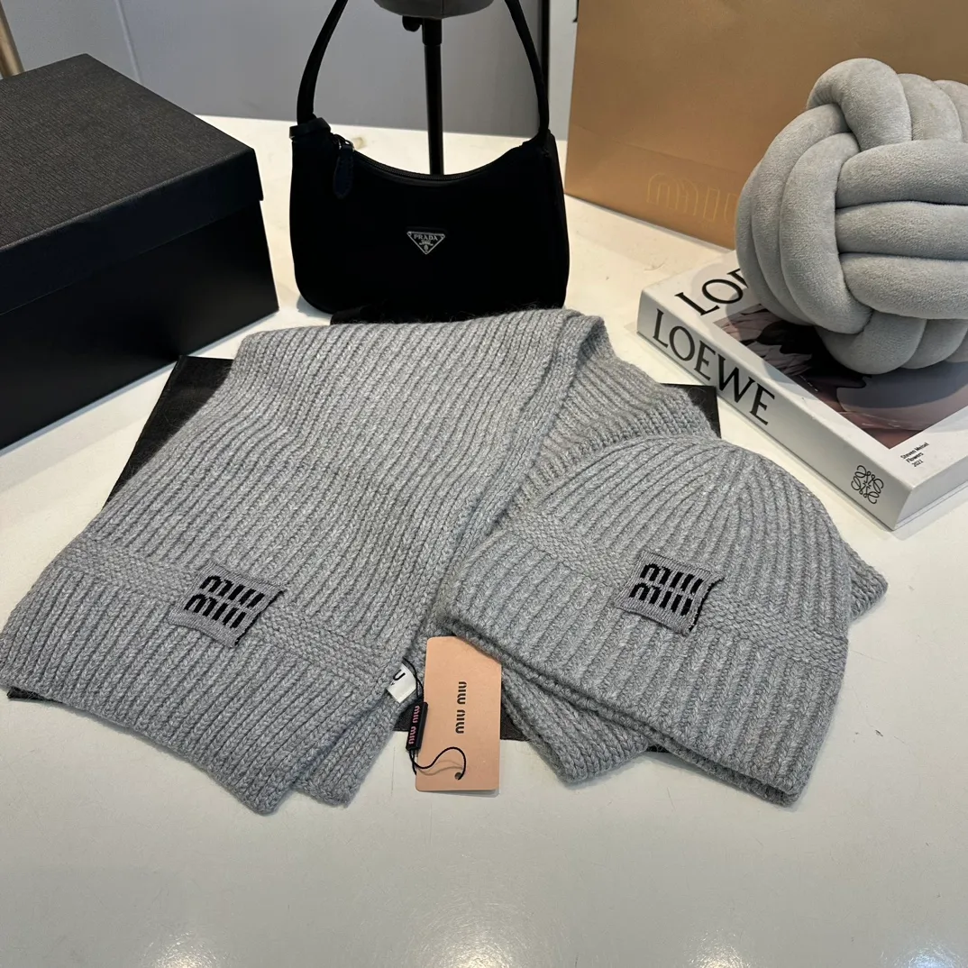P200 miumiu two-piece knitted hat set, popular at Miumiu counter. Hat + scarf. New product released by Xiaohongshu. Very warm. High-elastic fabric. Classic colors. Same style for men and women.
