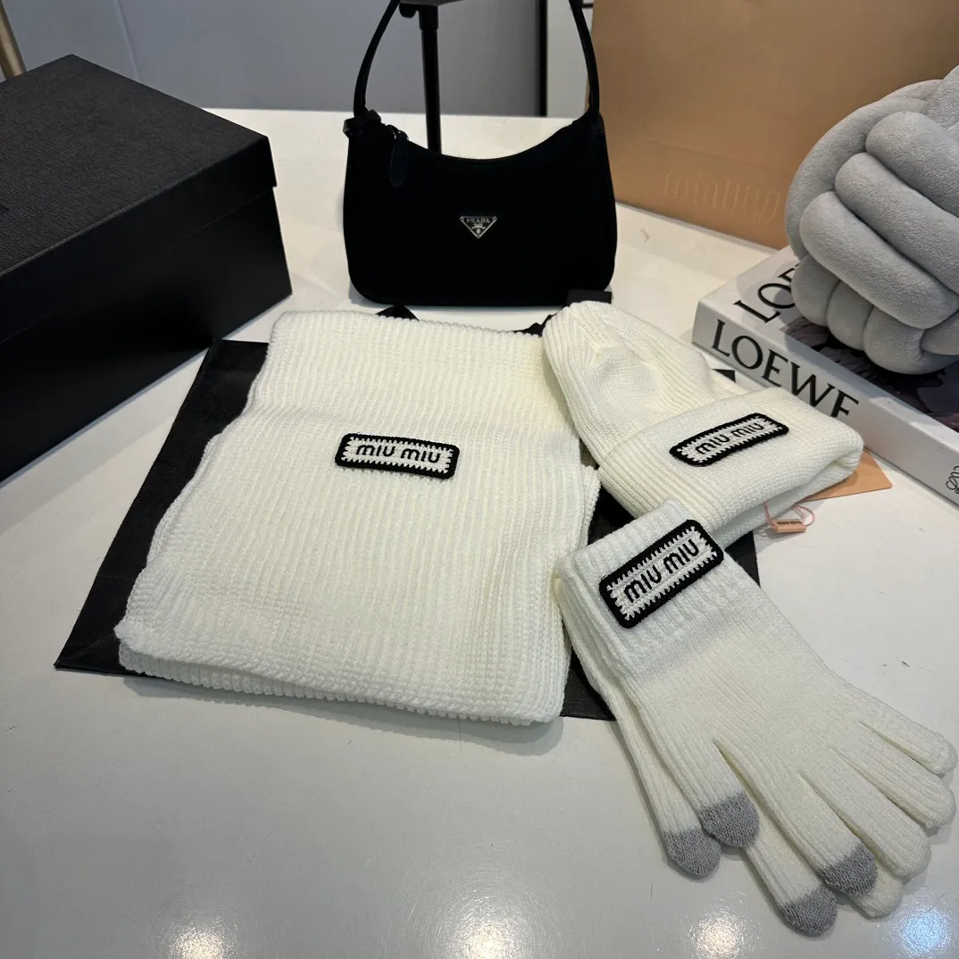 P170 MiuMiu～The new autumn and winter cold hat knitted hat three-piece set, hat, gloves and scarf, super soft and stretchy, very warm, with an amazing concave shape!