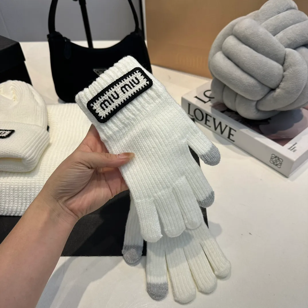 P170 MiuMiu～The new autumn and winter cold hat knitted hat three-piece set, hat, gloves and scarf, super soft and stretchy, very warm, with an amazing concave shape!