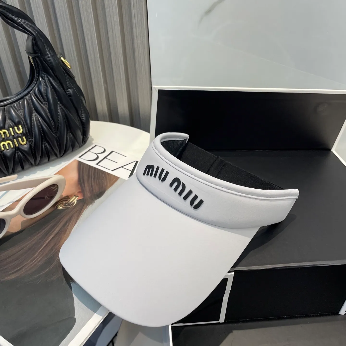 P60miumiuMiu Miu💞 Summer ice silk empty top hat. The empty top sun protection hat does not delay the ponytail~ The ice silk fabric is practical and beautiful! The design of the large brim can effectively block ultraviolet rays. Multiple colors available.