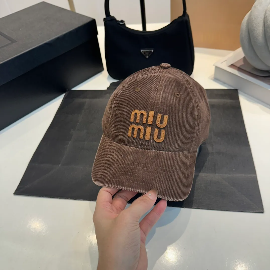 P60 Rare goods! miumiu24 classic denim baseball! This year’s hottest item in the hat category! The collision of denim material and baseball cap reveals a retro, innocent and straightforward style, which is also very everyday! The workmanship quality of a major foreign trade factory + the blessing of original fabrics and double insurance are rare and must-have products.