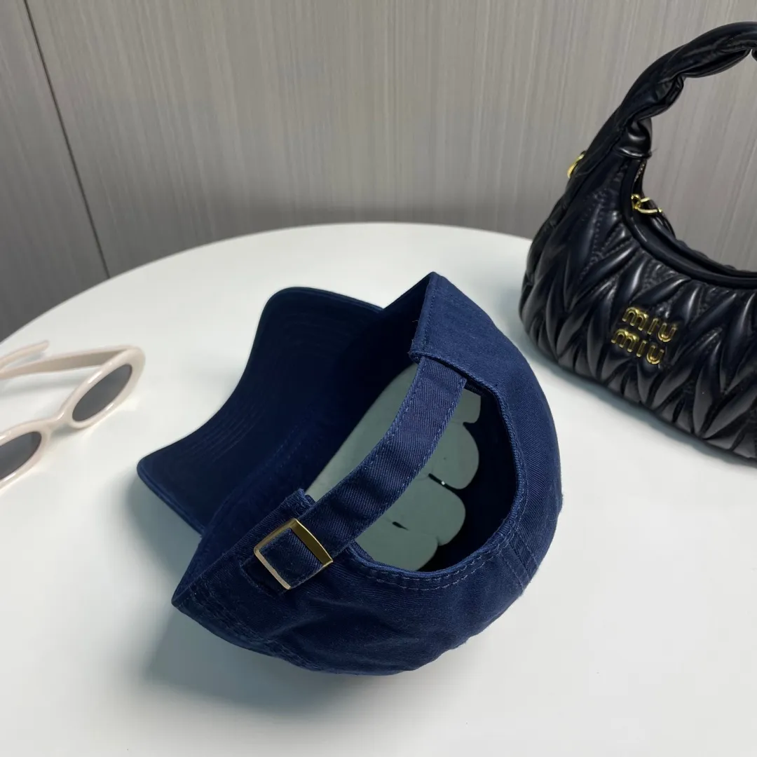 P60 miumiu new solid color baseball cap, the hottest color at the moment - full of street style! Trendy and versatile, Xiaohongshu grows grass, poison, get your boyfriend, and cool together