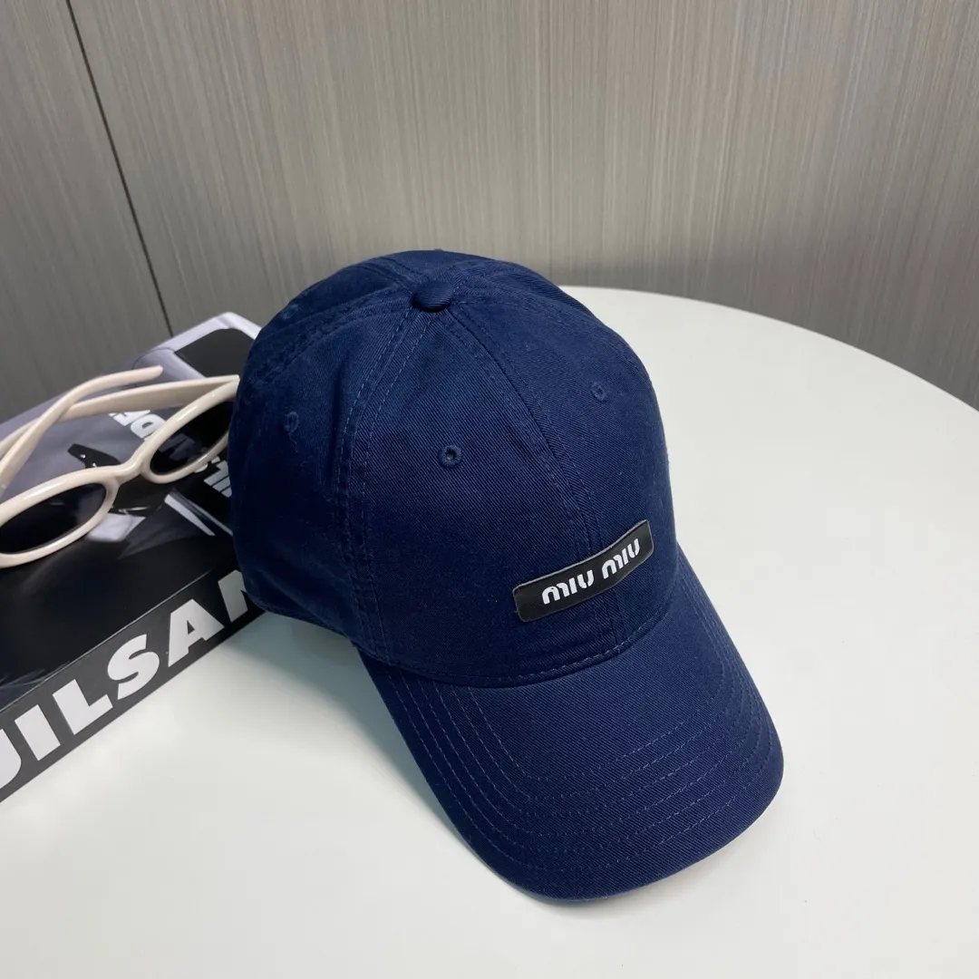 P60 miumiu new solid color baseball cap, the hottest color at the moment - full of street style! Trendy and versatile, Xiaohongshu grows grass, poison, get your boyfriend, and cool together