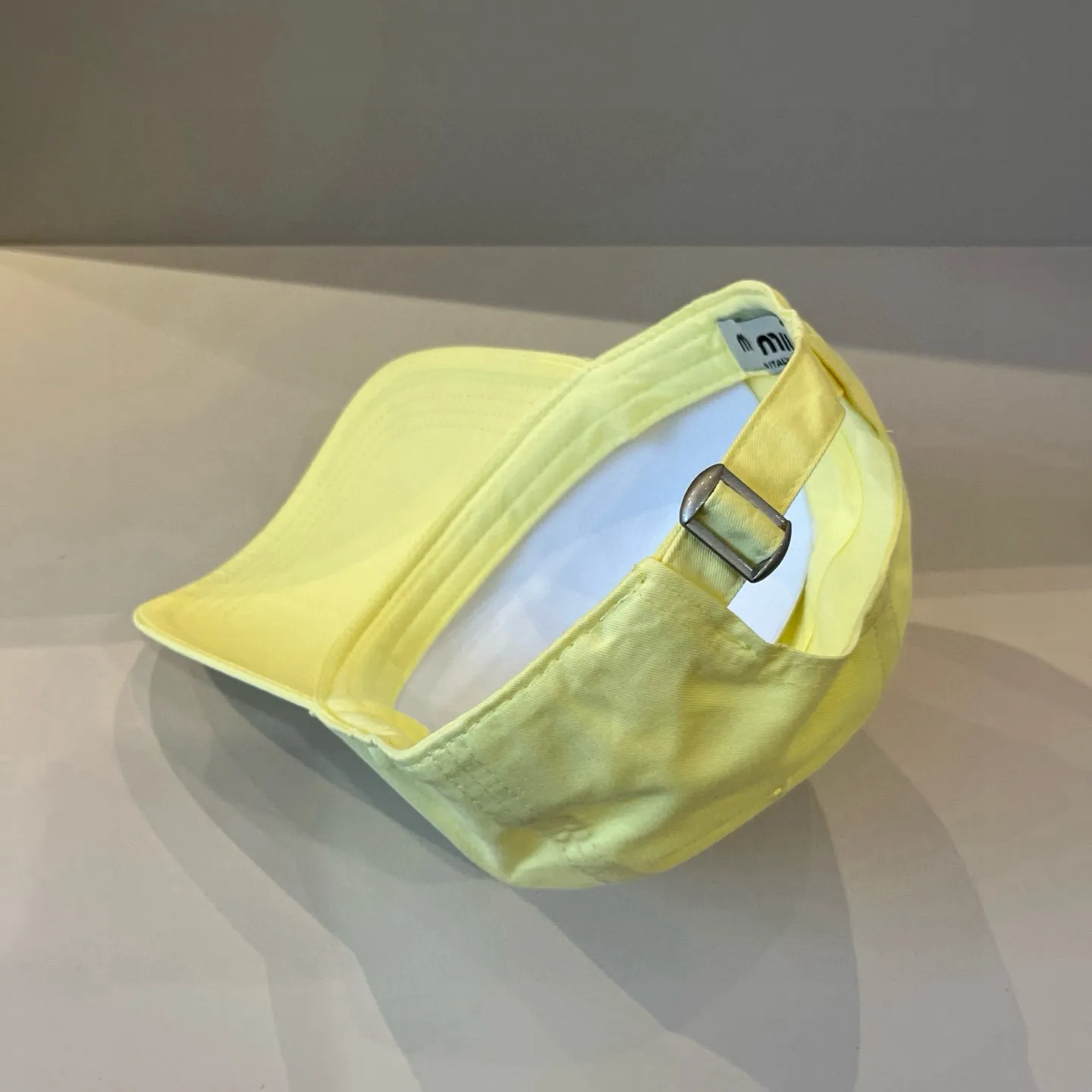 P70 miumiu original spring and summer new baseball cap, authentic mold-making and custom-made, the original workmanship is meticulous and the quality is superb!
