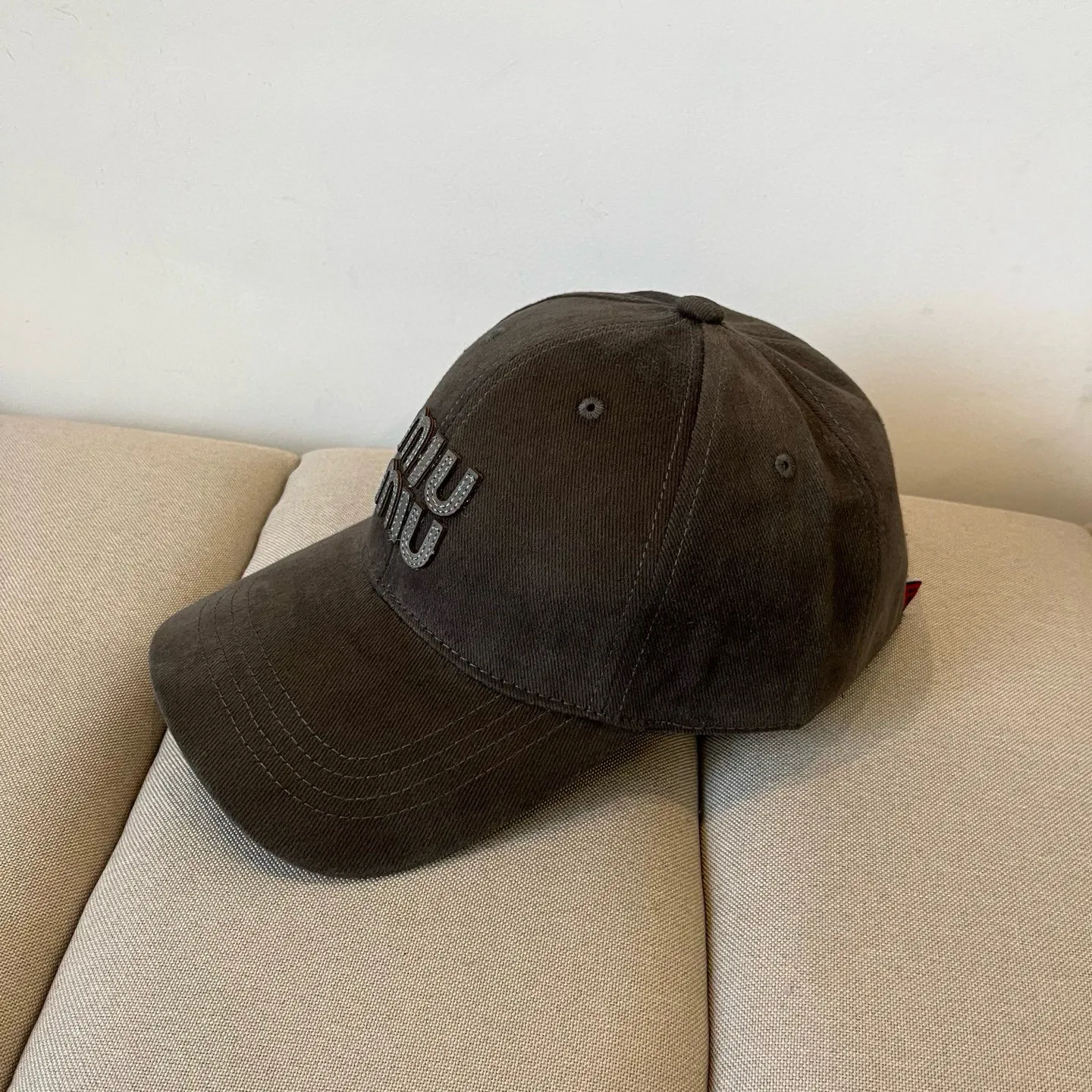 P60 miumiu original spring and summer new baseball cap, authentic mold-making and custom-made, the original workmanship is meticulous and the quality is superb!