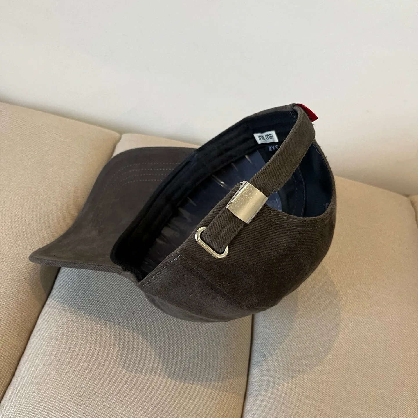P60 miumiu original spring and summer new baseball cap, authentic mold-making and custom-made, the original workmanship is meticulous and the quality is superb!