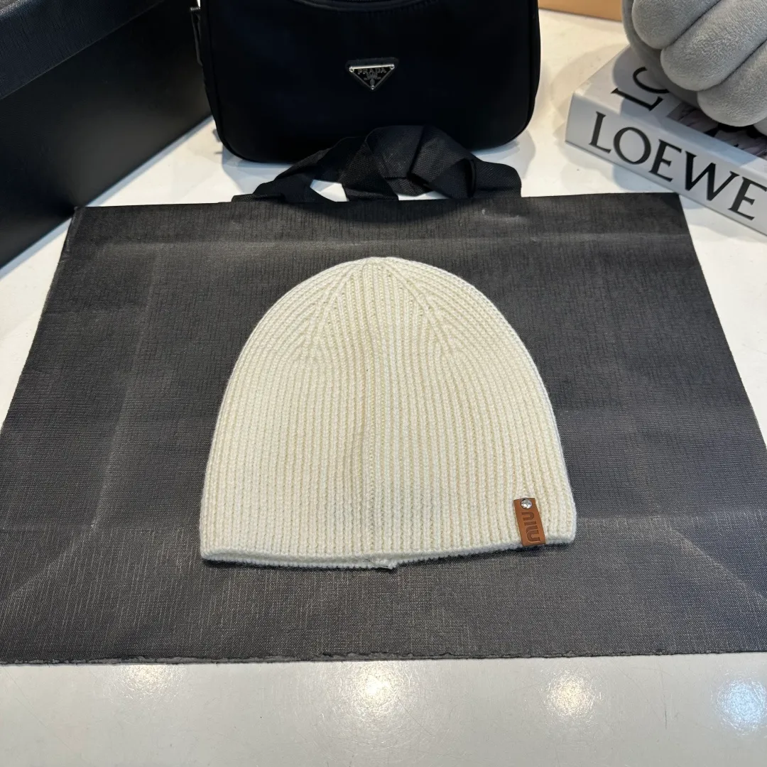 P50 MiuMiu Miu Miu's best-selling model, miumiu's new fall and winter counter knitted woolen hats for men and women, with first-class texture, perfect for going out on the street!