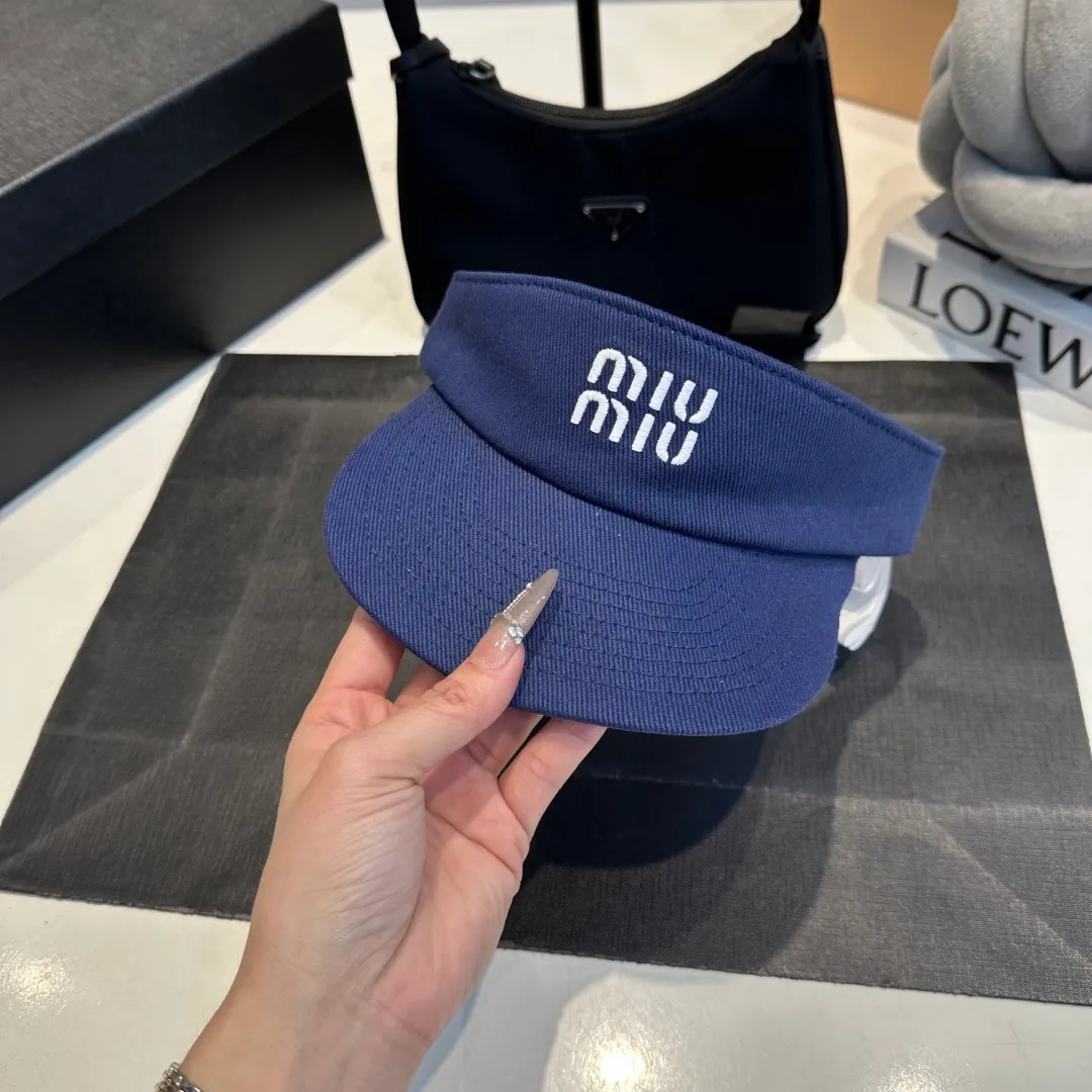 P80 MIUMIU sports and fitness empty top hat made of pure cotton. Whether it is cycling, running, tennis, playing, yoga, or daily outings, it is more outstanding. It can also provide sun protection and shade. It kills two birds with one stone. The product design of a big brand is simple and fashionable!    The material is comfortable and not stuffy🥵It has a very concave shape. Once you put it on, you will instantly lift your head🆙 It has classic colors🖤🤍. Colors can increase the sense of vitality💖