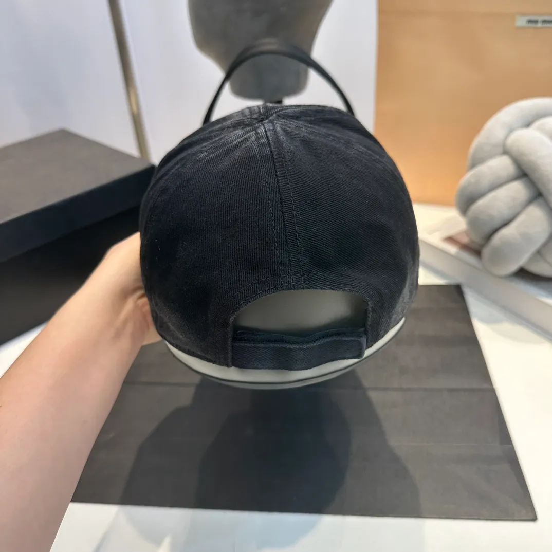 P60 MiuMiu Miu Miu girl's daily baseball cap. A very versatile baseball cap. Classic embroidered logo. Versatile and fashionable.