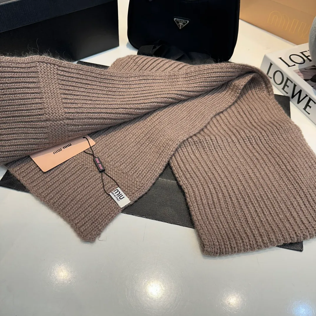 P200 miumiu two-piece knitted hat set, popular at Miumiu counter. Hat + scarf. New product released by Xiaohongshu. Very warm. High-elastic fabric. Classic colors. Same style for men and women.