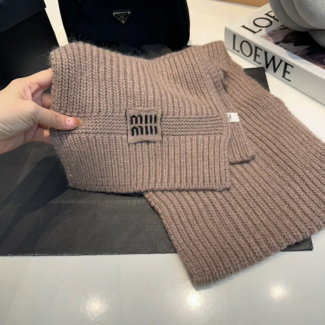 P200 miumiu two-piece knitted hat set, popular at Miumiu counter. Hat + scarf. New product released by Xiaohongshu. Very warm. High-elastic fabric. Classic colors. Same style for men and women.