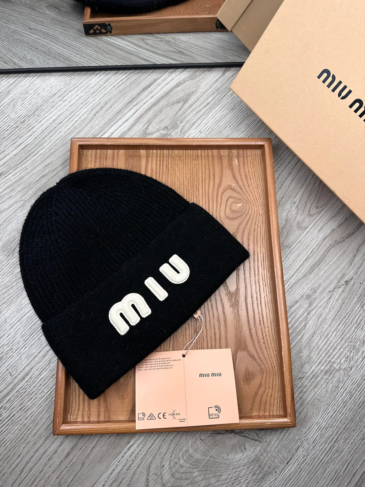 🌹¥100. miumiu. [Wool single hat] Small wool provided by customer! A precious collection of soul hats! Colored yarn supplied by customers. Every color is very beautiful! classic! Soft to the touch. 70% wool ➕ 30% rabbit fur. A combed lamb can only produce 30-40g of wool. Such a hat requires three or four lambs. Don't compare it with ordinary hats on the market. Is the yarn supplied by the customer good? The market products are incomparable! The materials are top-notch and luxurious. This is the charm of the product. It is easy to get in and out of the counter. If you come to the mixed counter, you will definitely buy it. I love the plain color and every color. And it is durable! It can be worn by men, women and children! When you see the real thing, you can beautify it ~