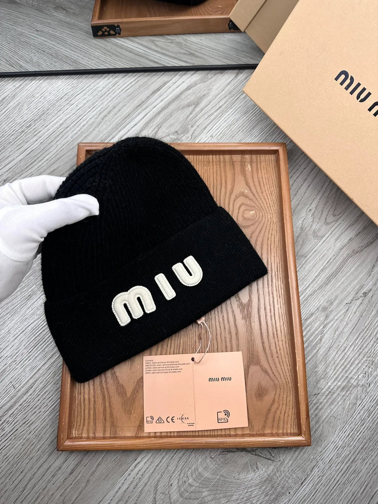 🌹¥100. miumiu. [Wool single hat] Small wool provided by customer! A precious collection of soul hats! Colored yarn supplied by customers. Every color is very beautiful! classic! Soft to the touch. 70% wool ➕ 30% rabbit fur. A combed lamb can only produce 30-40g of wool. Such a hat requires three or four lambs. Don't compare it with ordinary hats on the market. Is the yarn supplied by the customer good? The market products are incomparable! The materials are top-notch and luxurious. This is the charm of the product. It is easy to get in and out of the counter. If you come to the mixed counter, you will definitely buy it. I love the plain color and every color. And it is durable! It can be worn by men, women and children! When you see the real thing, you can beautify it ~