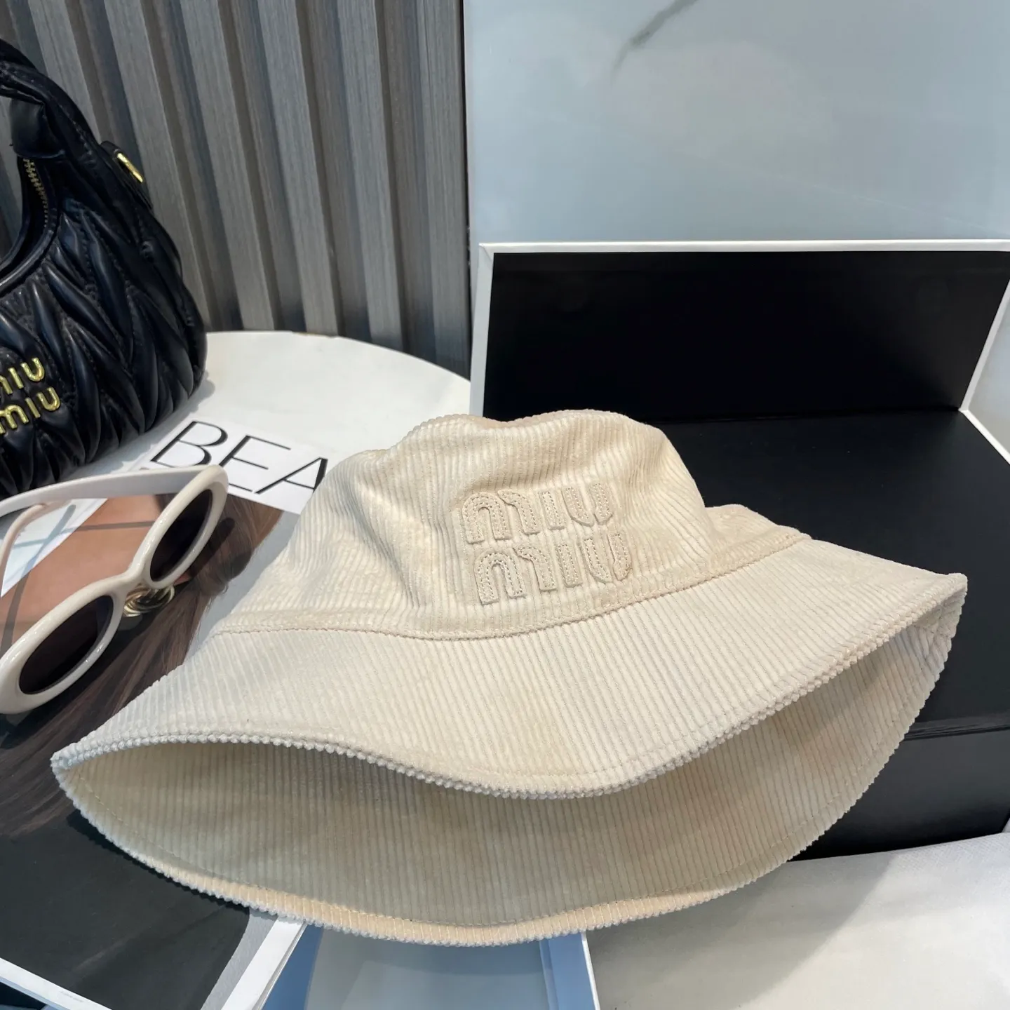 P76 miumiu limited new corduroy fisherman hat/baseball cap, corduroy textured fisherman hat. A very attractive fisherman hat ~ the same style for men and women. It has its own atmosphere when going out every day. It feels great to change it occasionally.