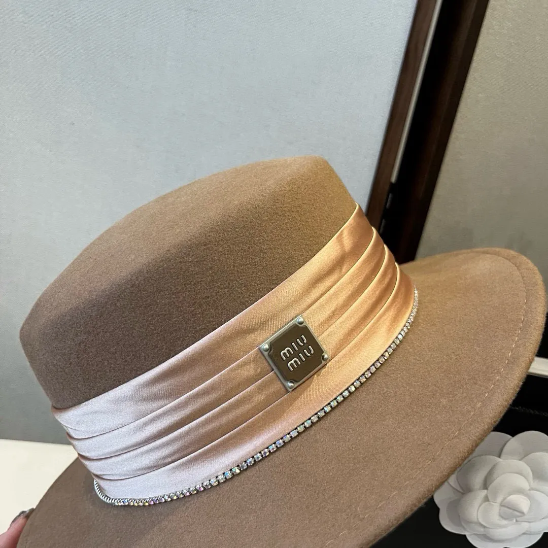 💰190¥ miumiu new wool top hat, flat top hat, 100% wool fabric 🦙%, head circumference 57cm