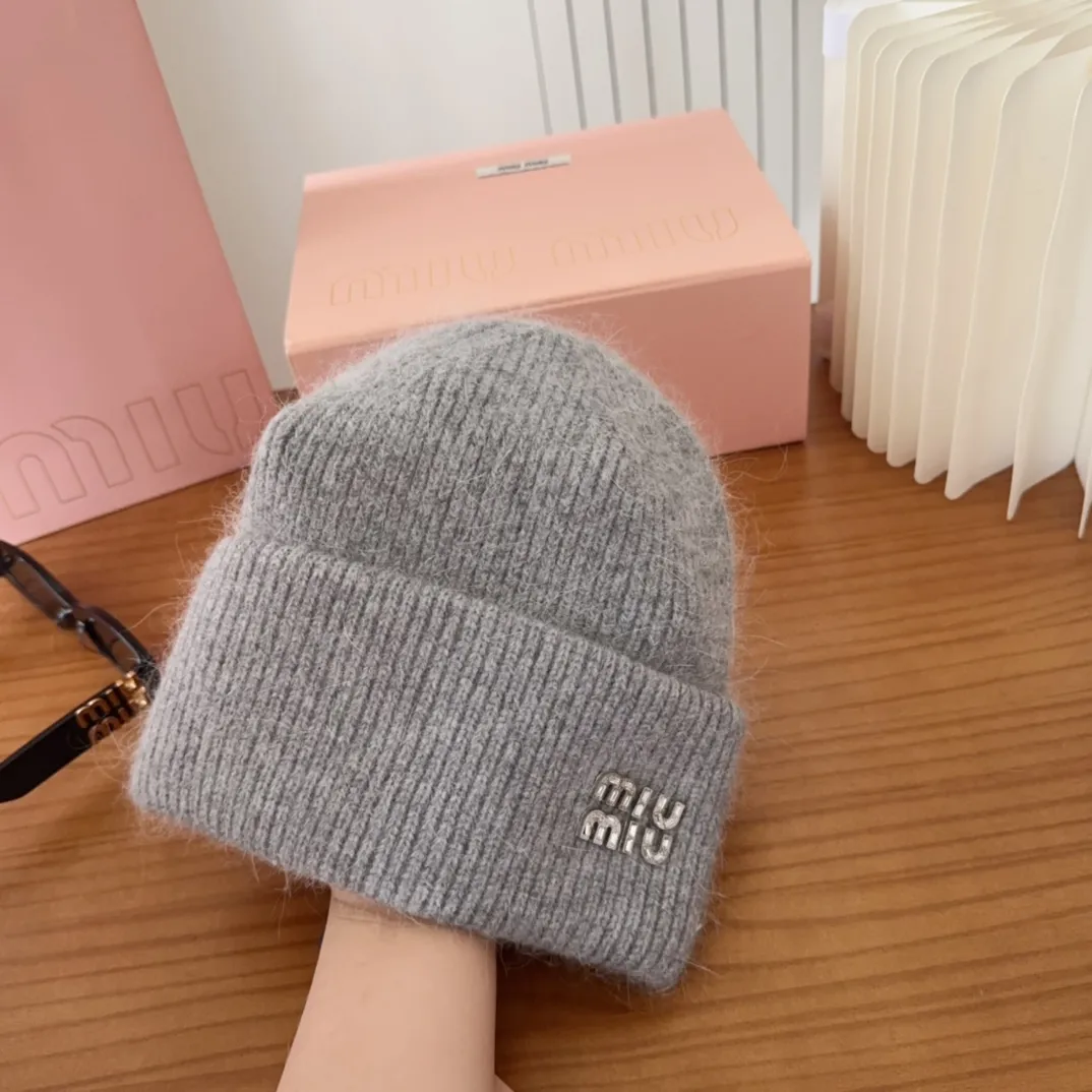 💰56 miumiu🐰Angora rabbit fur autumn and winter woolen hat This high-grade gray dyeing is very difficult to dye! What's more, the material of rabbit fur is like starting from scratch! Highly recommend to everyone. This hat goes well with any type of clothing. It can be both casual and sweet!