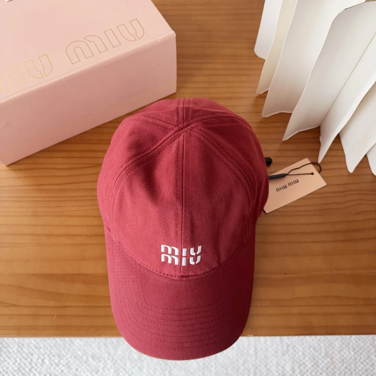 💰60 miumiu new autumn and winter baseball cap from miumiu. The original order is genuine and made to order. The original workmanship is meticulous and the quality is superb!