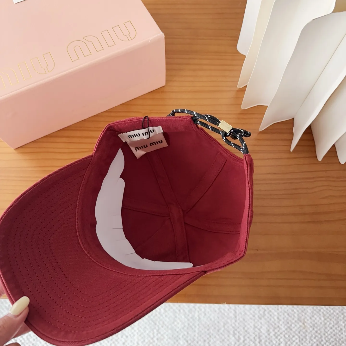 💰60 miumiu new autumn and winter baseball cap from miumiu. The original order is genuine and made to order. The original workmanship is meticulous and the quality is superb!