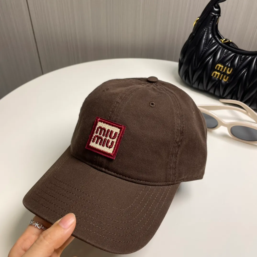 P50 miumiu new plain baseball cap, the hottest color at the moment - full of street style! Trendy and versatile, Xiaohongshu grows grass, poison, get your boyfriend, and cool together