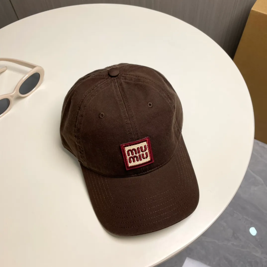 P50 miumiu new plain baseball cap, the hottest color at the moment - full of street style! Trendy and versatile, Xiaohongshu grows grass, poison, get your boyfriend, and cool together