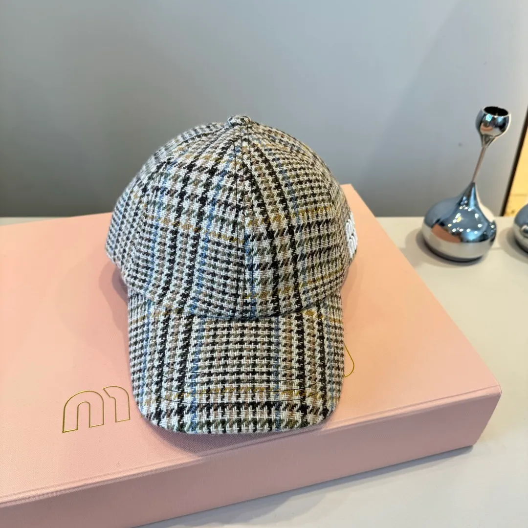 💰100¥ miumiu autumn and winter new wool peaked cap, plaid baseball cap, head circumference 57cm