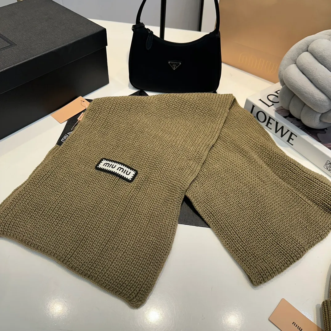 P170 MiuMiu～The new autumn and winter cold hat knitted hat three-piece set, hat, gloves and scarf, super soft and stretchy, very warm, with an amazing concave shape!