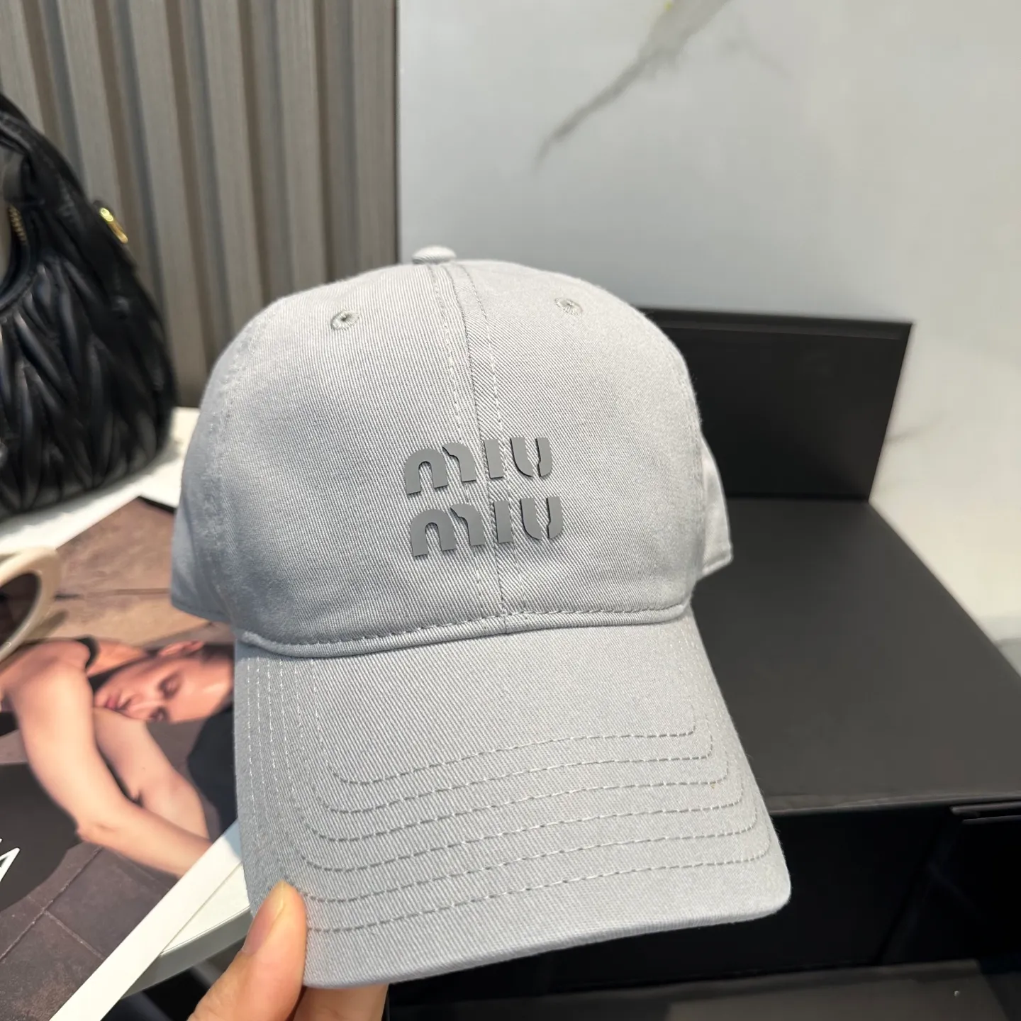 P56 miumiu Miu Miu's new candy-colored simple baseball cap. The hottest color at the moment - full of street style! Trendy and versatile, Xiaohongshu grows grass, poison, get your boyfriend, and cool together
