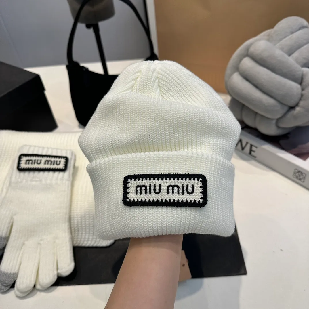 P170 MiuMiu～The new autumn and winter cold hat knitted hat three-piece set, hat, gloves and scarf, super soft and stretchy, very warm, with an amazing concave shape!