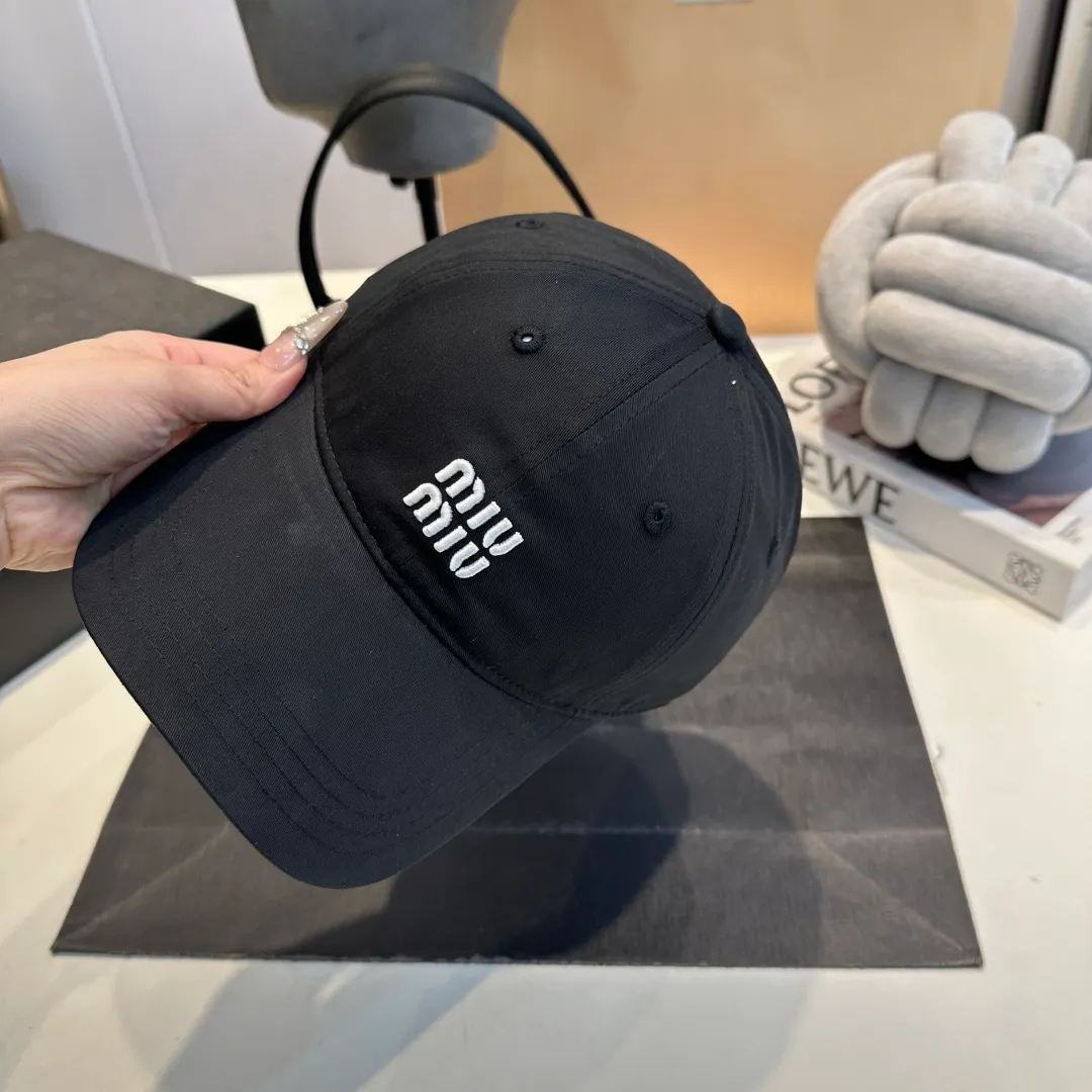 P56 miumiu's new candy-colored summer baseball cap. Color matchmaker. It's so confusing. Add a few more colors and match them as you like.