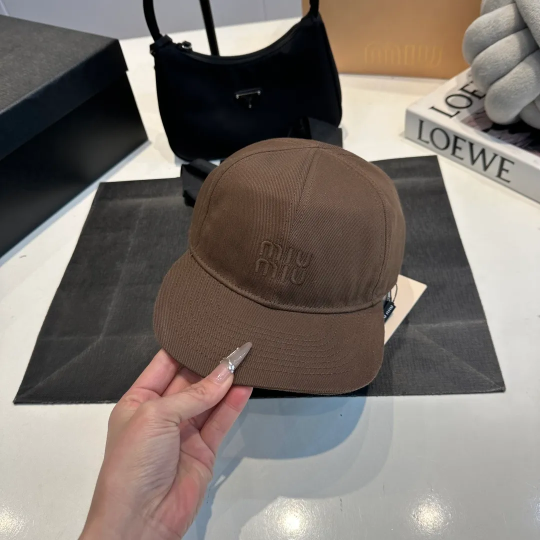 P80 synchronized with Miumiu counters. Colorful drawstring baseball cap. Miumiu new baseball cap. Popular style at the moment. Full of street style. Trendy and versatile. Xiaohongshuzhongcao. Get your boyfriend and be cool together. Highly recommended to everyone. Head circumference 55-58cm. Size can be adjusted.