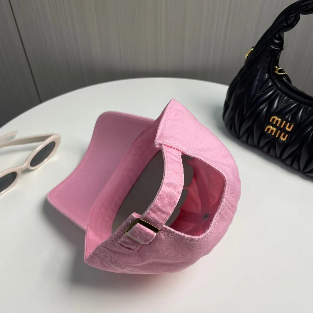 P60 miumiu new solid color baseball cap, the hottest color at the moment - full of street style! Trendy and versatile, Xiaohongshu grows grass, poison, get your boyfriend, and cool together