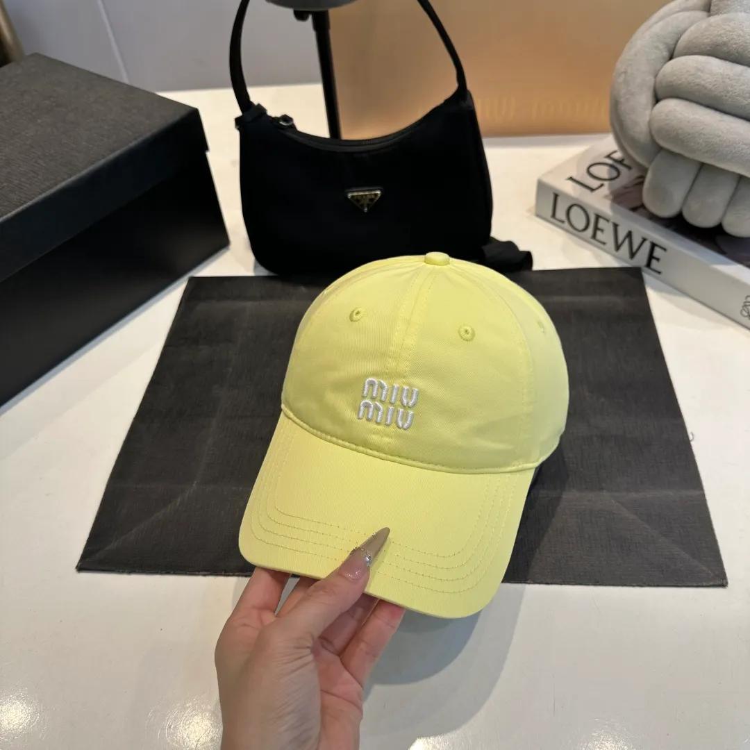 P56 miumiu's new candy-colored summer baseball cap. Color matchmaker. It's so confusing. Add a few more colors and match them as you like.