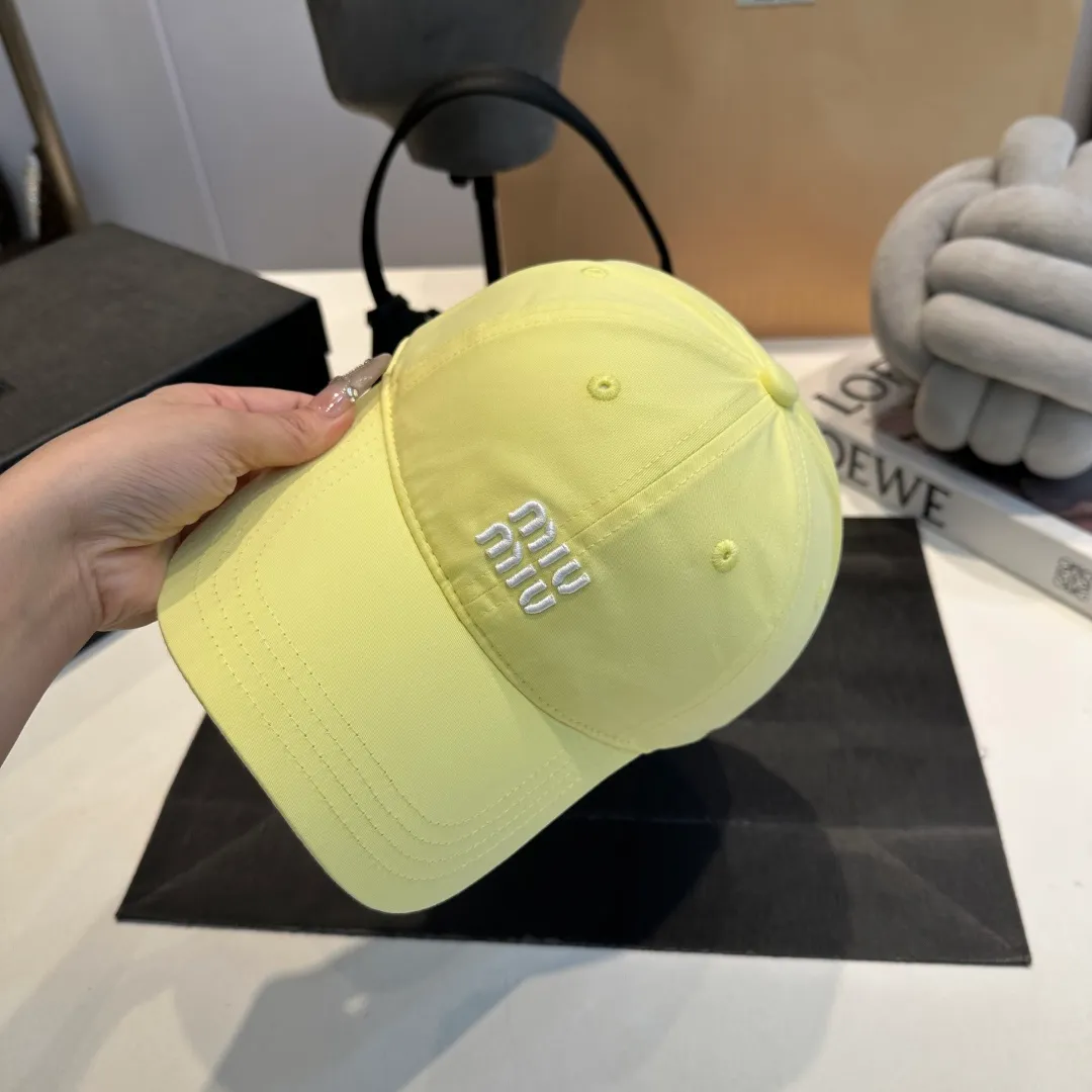 P56 miumiu's new candy-colored summer baseball cap. Color matchmaker. It's so confusing. Add a few more colors and match them as you like.