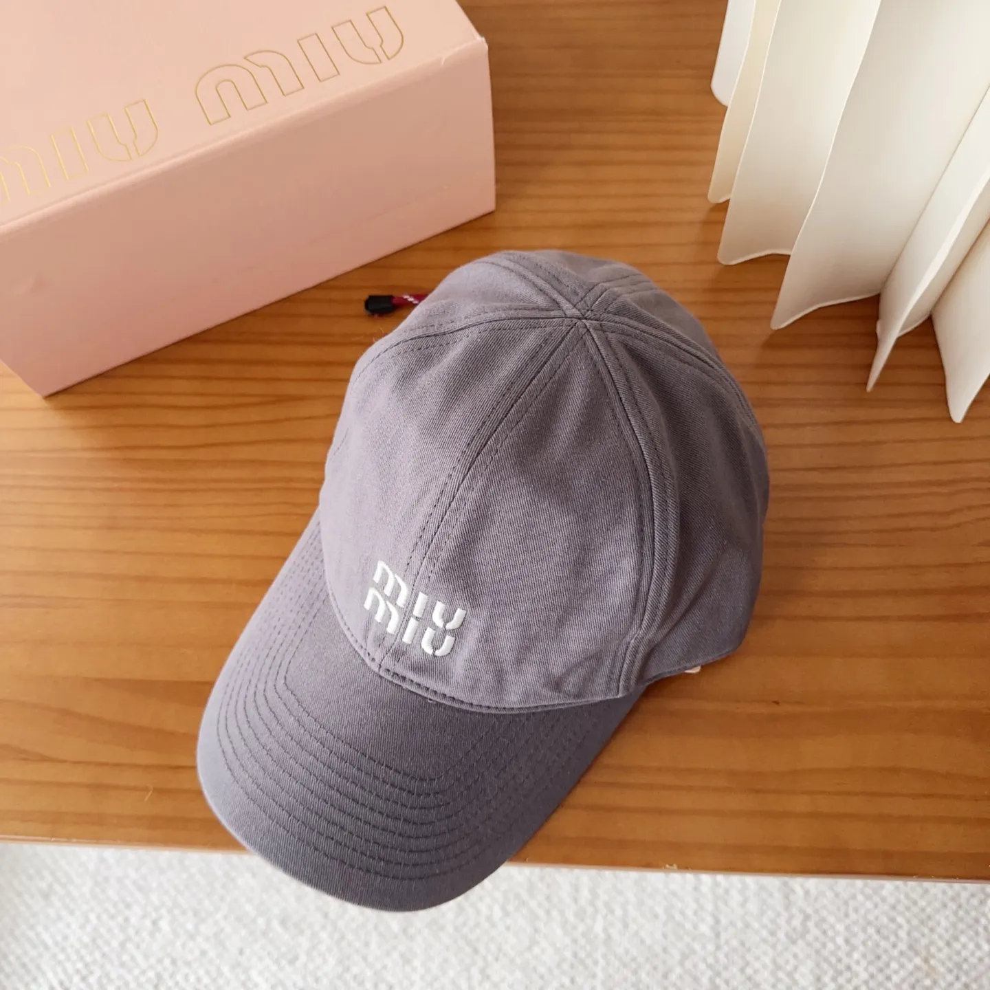 💰60 miumiu new autumn and winter baseball cap from miumiu. The original order is genuine and made to order. The original workmanship is meticulous and the quality is superb!