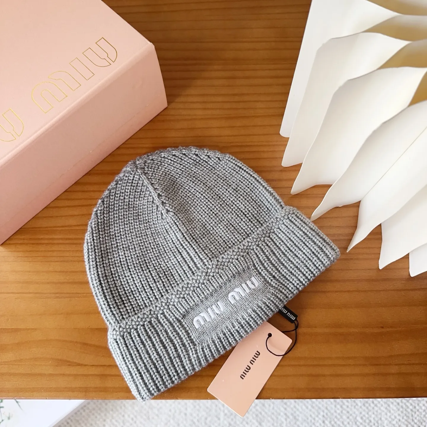 💰64 miumiu’s hot-selling knitted hat at Miu Miu counter! Xiaohongshu’s new product is released, it’s so 🉑️, high-elastic fabric, classic colors, same style for men and women.
