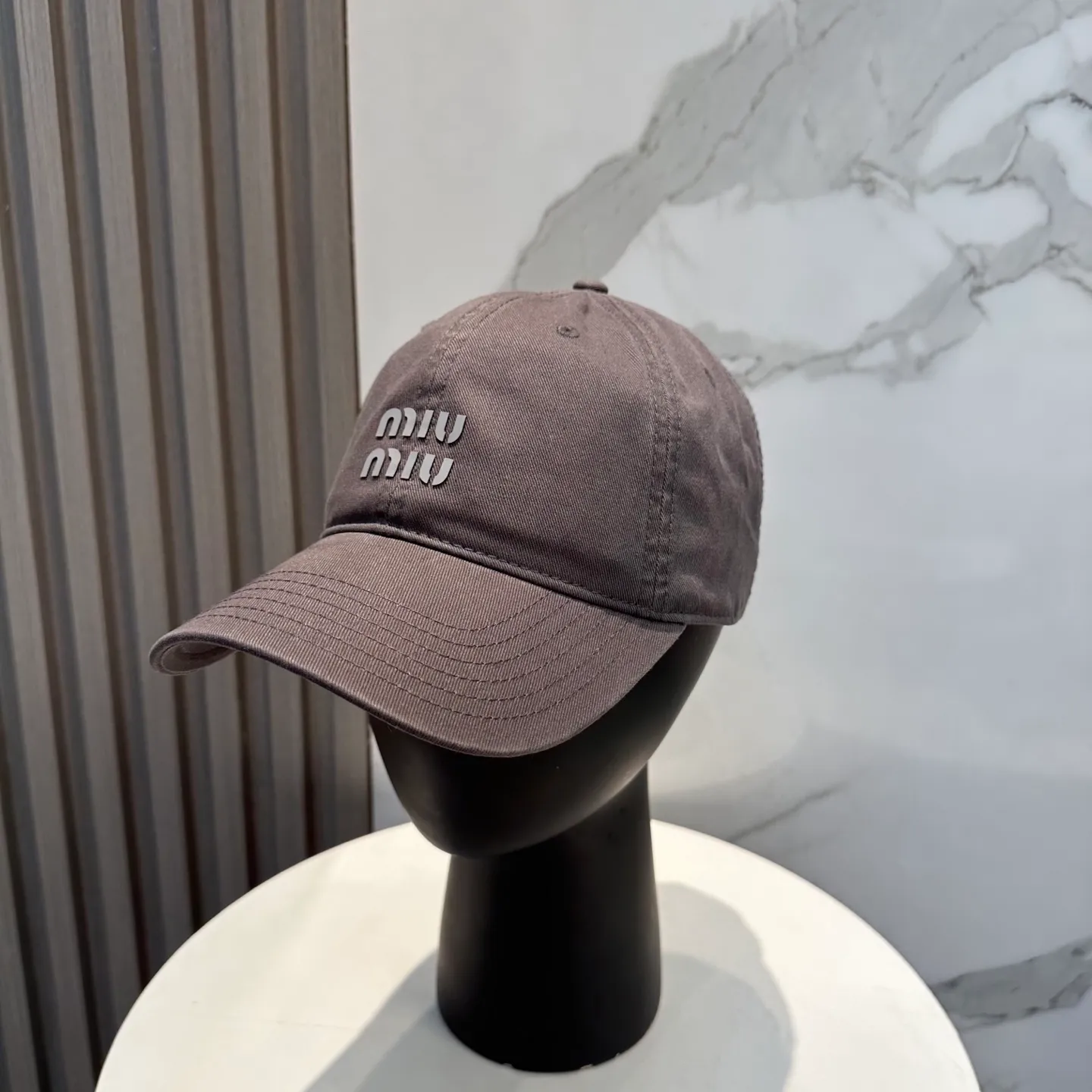 P56 miumiu Miu Miu's new candy-colored simple baseball cap. The hottest color at the moment - full of street style! Trendy and versatile, Xiaohongshu grows grass, poison, get your boyfriend, and cool together