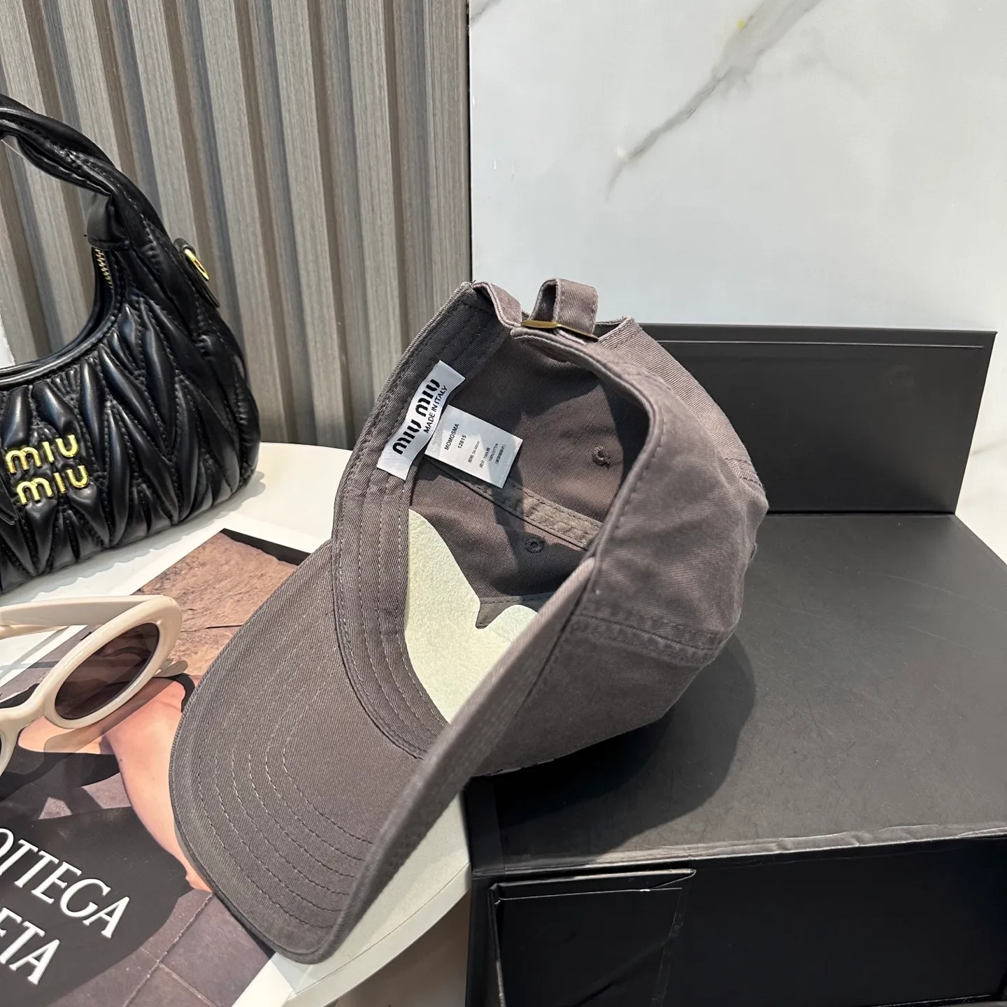 P56 miumiu Miu Miu's new candy-colored simple baseball cap. The hottest color at the moment - full of street style! Trendy and versatile, Xiaohongshu grows grass, poison, get your boyfriend, and cool together