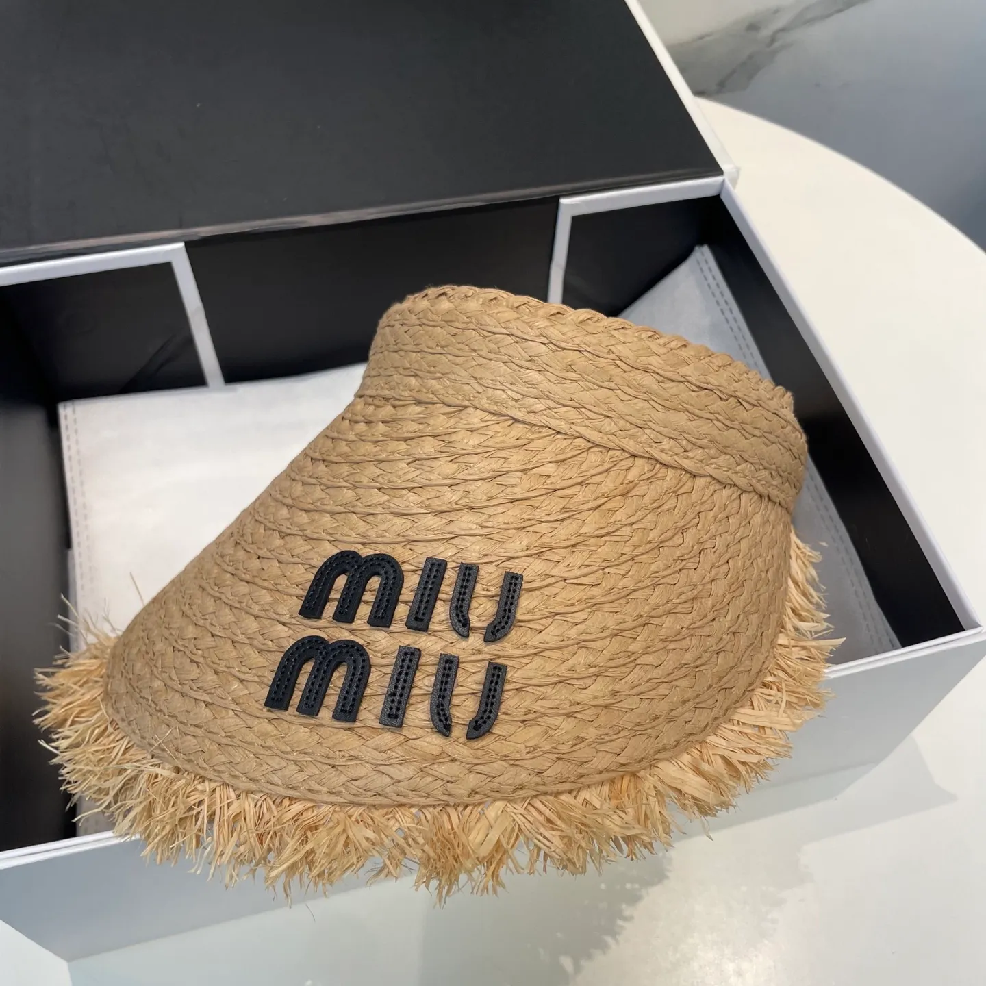 P60 comes with dust bag miumiu empty top hat, a must-have item in summer, because it is so easy to match, and it is really super artistic in summer when paired with cool summer style~ Just wear a little white skirt and you can attract the attention of blockbusters~