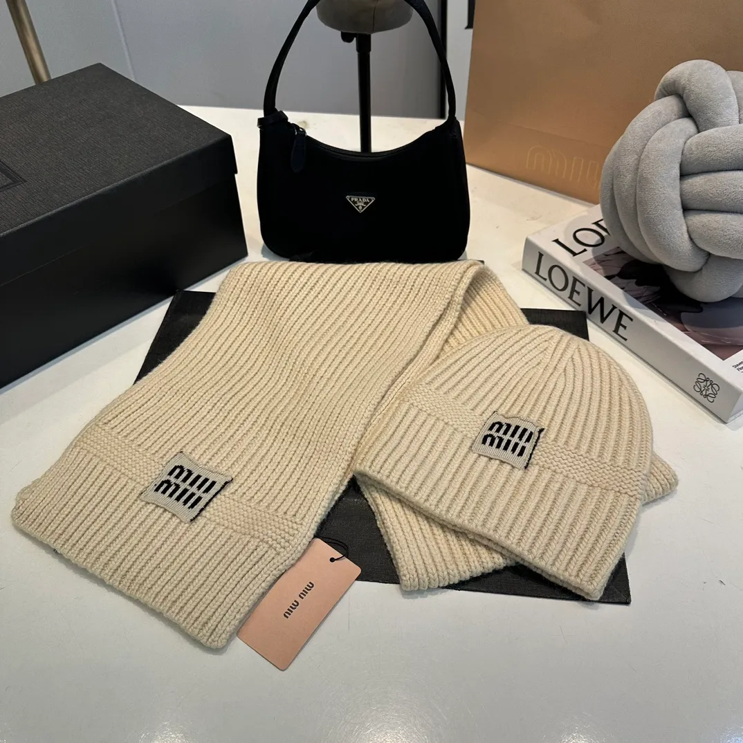 P200 miumiu two-piece knitted hat set, popular at Miumiu counter. Hat + scarf. New product released by Xiaohongshu. Very warm. High-elastic fabric. Classic colors. Same style for men and women.