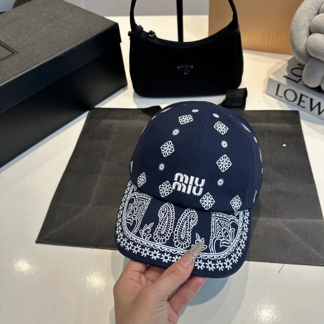 P70 Miumiu Miumiu new order style embroidered graffiti baseball cap 🧢Big brand style is super easy to match, get it now!